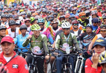 Meski Hujan, Ribuan Pegowes Tetap Ramaikan Sepeda Nusantara Fun Bike Etape Pekanbaru